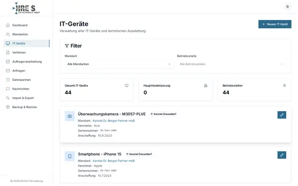Screenshot: IT-Geräteverwaltung – Geräteinventar mit Hersteller- und Modell-Katalog.